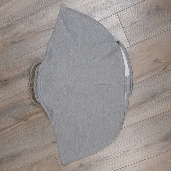 Savannah grey cape with faux fur, size 4T - Picture 5 of 6